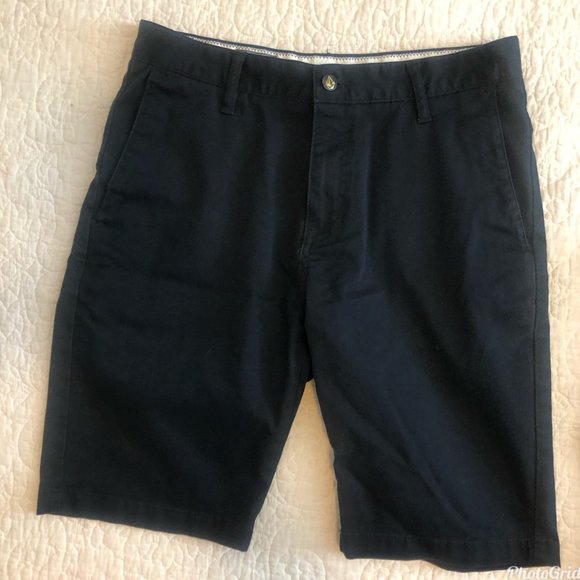 Bundle of 2 pairs of Volcom Shorts - Picture 3 of 9